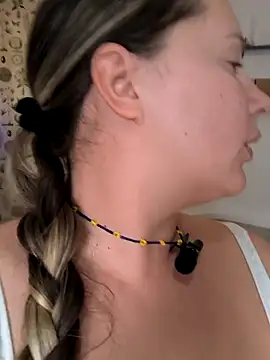 Snapshot of Mona_Plus chatting on 10-08-25, 12:14 Mona Plus online show from 10-08-25, 12:14