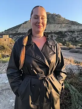 Snapshot of Mona_Plus chatting on 10-18-25, 06:48 Mona Plus online show from 10-18-25, 06:48