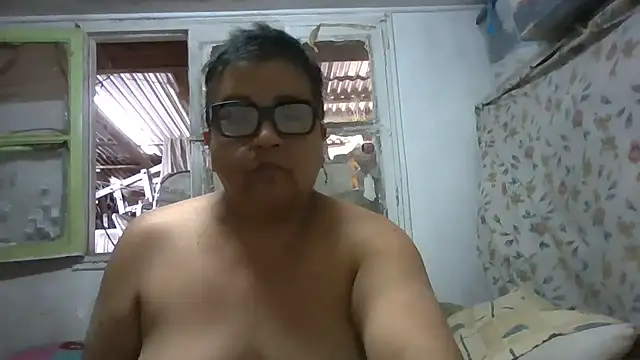 Snapshot of erinadarling79 chatting on 11-06-25, 06:31 erinadarling79 online show from 11-06-25, 06:31