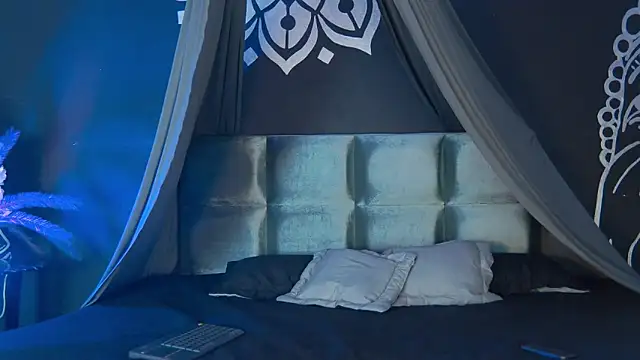 Snapshot of Arii_moon chatting on 09-16-25, 07:15 Arii moon online show from 09-16-25, 07:15