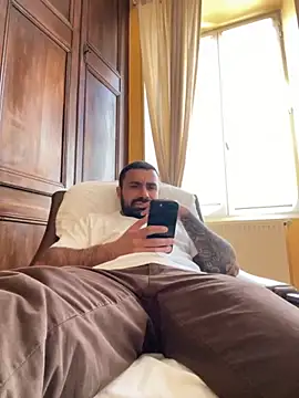 Snapshot of morfeoX chatting on 10-16-25, 11:44 morfeoX online show from 10-16-25, 11:44