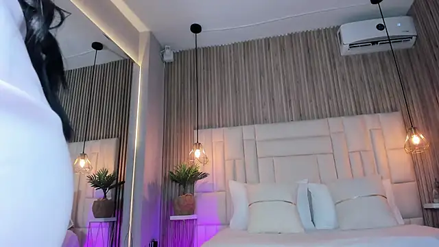 MelanieHillss online show from 10-04-25, 04:43