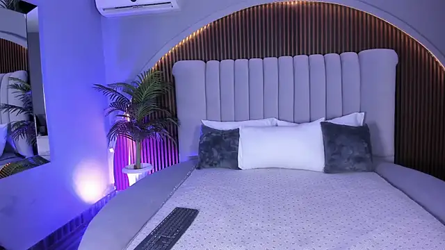 MelanieHillss online show from 01-09-26, 04:37