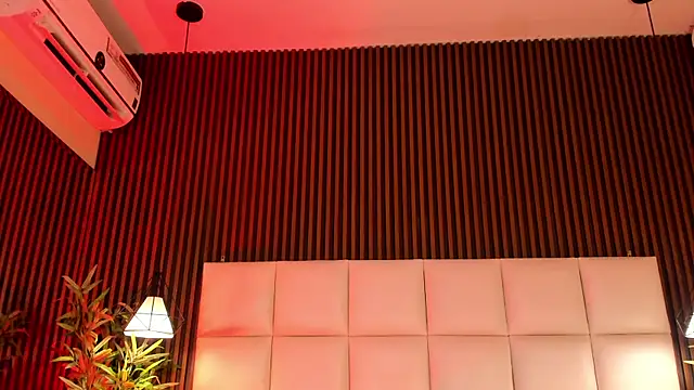 MelanieHillss online show from 06-12-26, 04:11