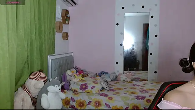 Snapshot of Violett_11 chatting on 10-28-25, 11:29 Violett 11 online show from 10-28-25, 11:29