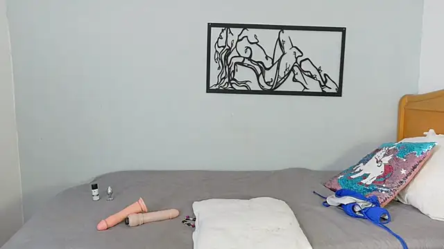 Snapshot of karina-lopez chatting on 12-14-25, 02:00 karina-lopez online show from 12-14-25, 02:00