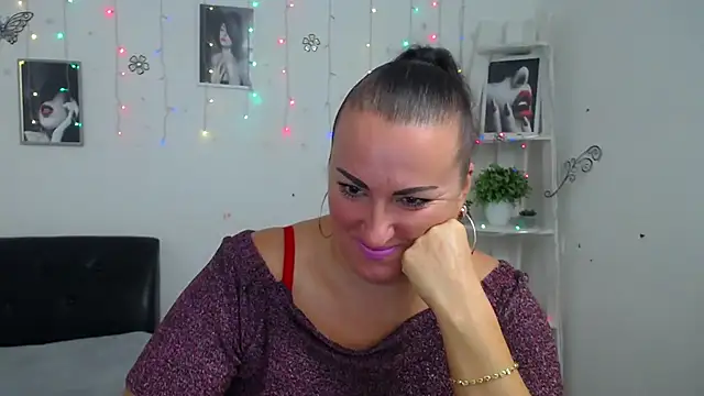 Snapshot of DianaMGG chatting on 10-09-25, 05:27 DianaMGG online show from 10-09-25, 05:27