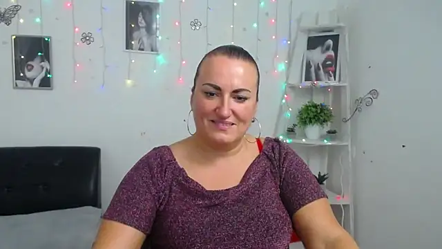 Snapshot of DianaMGG chatting on 10-09-25, 05:33 DianaMGG online show from 10-09-25, 05:33