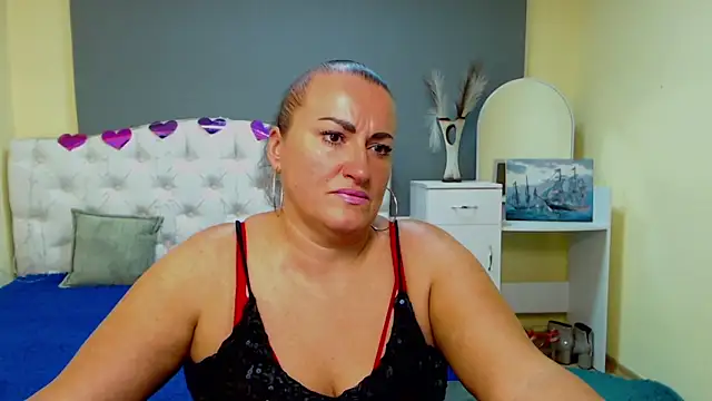 Snapshot of DianaMGG chatting on 10-10-25, 05:39 DianaMGG online show from 10-10-25, 05:39