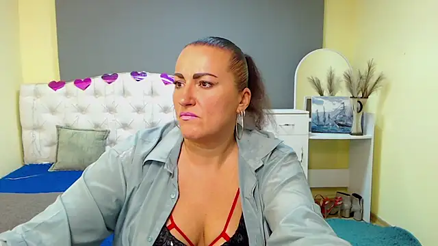 Snapshot of DianaMGG chatting on 10-11-25, 05:39 DianaMGG online show from 10-11-25, 05:39