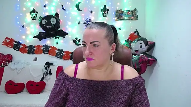 Snapshot of DianaMGG chatting on 10-18-25, 05:14 DianaMGG online show from 10-18-25, 05:14