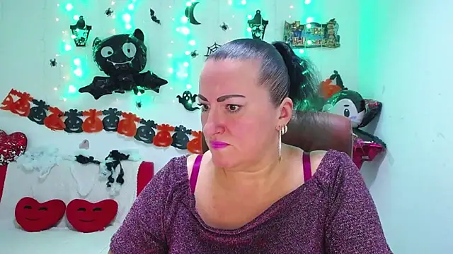 Snapshot of DianaMGG chatting on 10-21-25, 05:19 DianaMGG online show from 10-21-25, 05:19