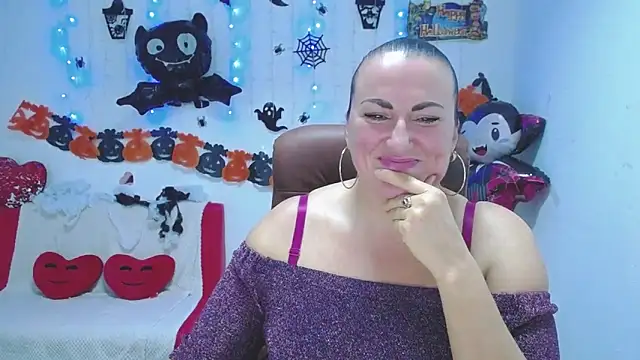 Snapshot of DianaMGG chatting on 10-21-25, 05:24 DianaMGG online show from 10-21-25, 05:24