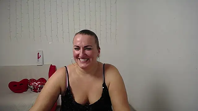 Snapshot of DianaMGG chatting on 11-08-25, 06:18 DianaMGG online show from 11-08-25, 06:18