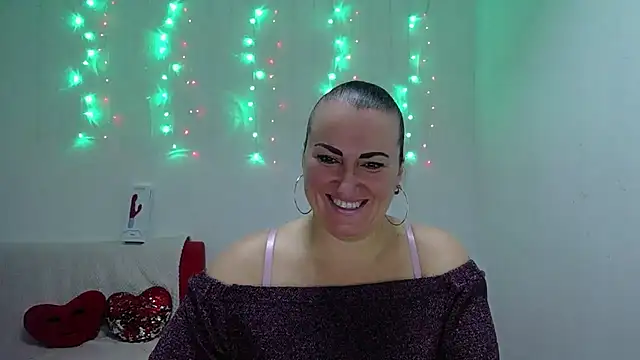 Snapshot of DianaMGG chatting on 11-11-25, 06:35 DianaMGG online show from 11-11-25, 06:35