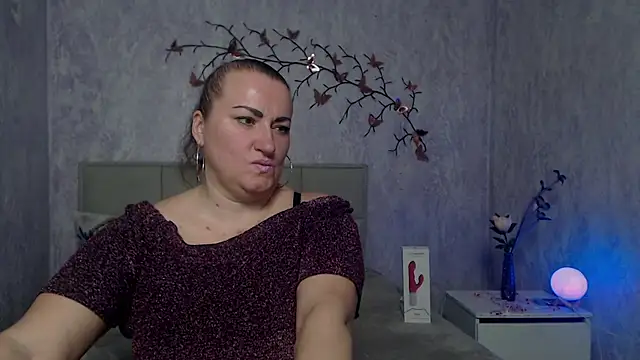 DianaMGG online show from 02-25-26, 06:12