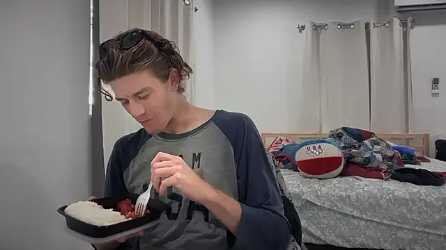 Snapshot of greekmythics chatting on 12-17-25, 09:43 greekmythics online show from 12-17-25, 09:43