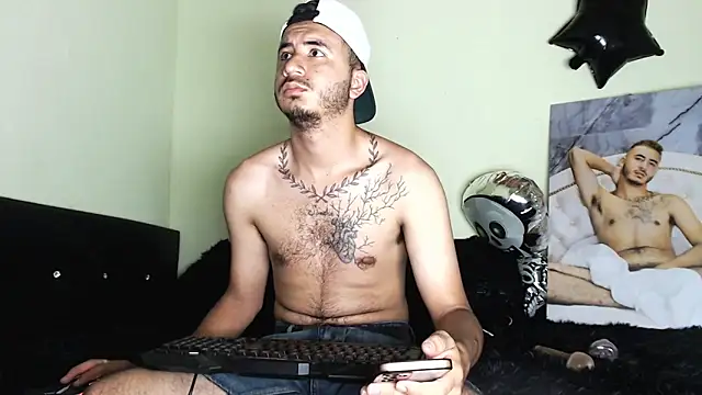 Snapshot of AdamParker_ chatting on 11-04-25, 12:10 AdamParker online show from 11-04-25, 12:10