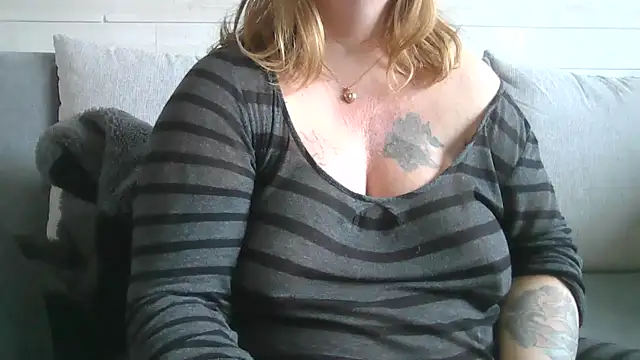 Snapshot of sizha6 chatting on 10-21-25, 10:38 sizha6 online show from 10-21-25, 10:38