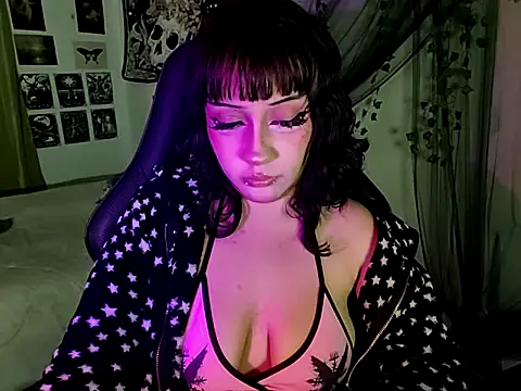 Snapshot of blue_katt chatting on 11-21-25, 08:18 blue katt online show from 11-21-25, 08:18