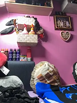 Snapshot of sexymelli18 chatting on 10-18-25, 05:35 sexymelli18 online show from 10-18-25, 05:35