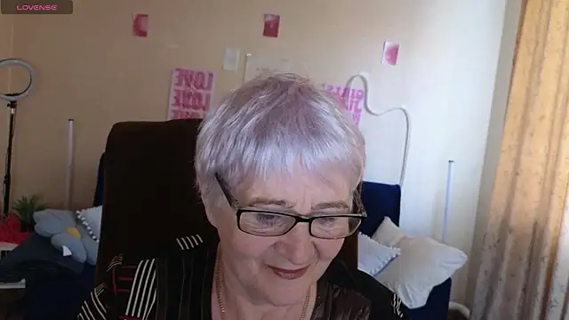 Sandra Snowflake online show from 05-14-26, 04:08