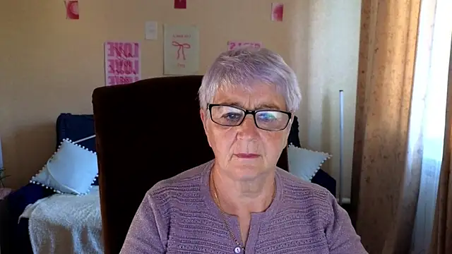 Sandra Snowflake online show from 06-18-26, 04:02