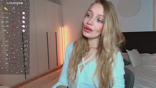 LunaticaBae online show from 09-15-25, 04:45