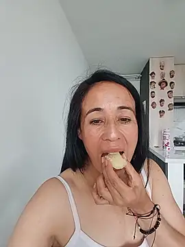 Snapshot of Coeur_de_luxure chatting on 06-18-26, 06:34 Coeur de luxure online show from 06-18-26, 06:34
