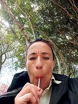 Snapshot of Coeur_de_luxure chatting on 06-26-26, 06:34 Coeur de luxure online show from 06-26-26, 06:34
