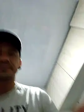 Snapshot of Iuver chatting on 03-13-26, 11:33 Iuver online show from 03-13-26, 11:33