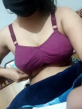 Snapshot of DesiLeela chatting on 03-07-25, 04:33 DesiLeela online show from 03-07-25, 04:33