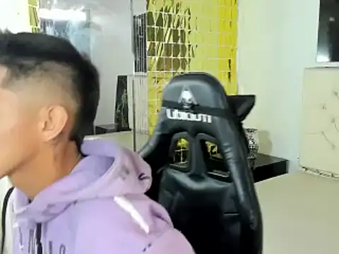 Snapshot of Angel_Medina chatting on 03-19-25, 12:45 Angel Medina online show from 03-19-25, 12:45