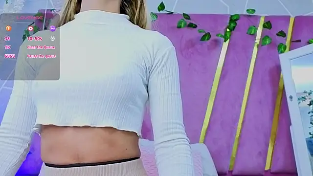 Snapshot of EmmyCortez chatting on 09-23-25, 11:46 EmmyCortez online show from 09-23-25, 11:46