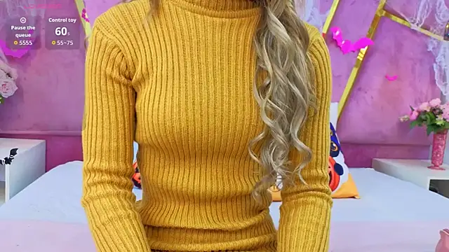 Snapshot of EmmyCortez chatting on 10-17-25, 11:46 EmmyCortez online show from 10-17-25, 11:46