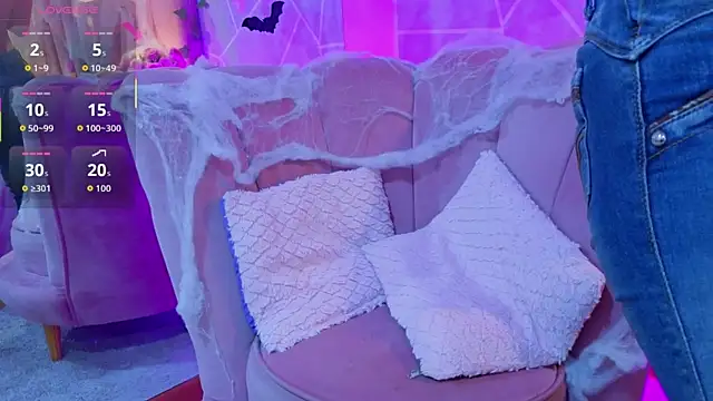 Snapshot of EmmyCortez chatting on 10-31-25, 11:44 EmmyCortez online show from 10-31-25, 11:44