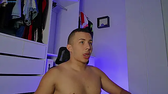 Snapshot of Donathoo1 chatting on 09-19-25, 10:10 Donathoo1 online show from 09-19-25, 10:10