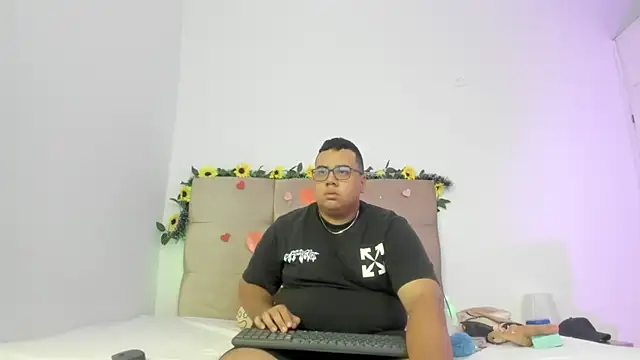 Snapshot of MICHAEL_AND_SHARON chatting on 03-20-25, 03:13 MICHAEL AND SHARON online show from 03-20-25, 03:13