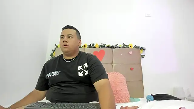 Snapshot of MICHAEL_AND_SHARON chatting on 03-23-25, 02:37 MICHAEL AND SHARON online show from 03-23-25, 02:37