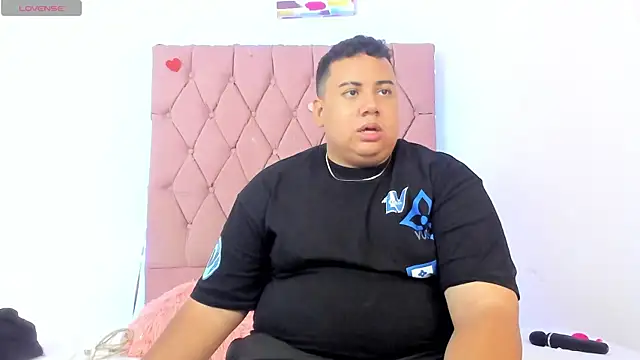 Snapshot of MICHAEL_AND_SHARON chatting on 10-22-25, 04:13 MICHAEL AND SHARON online show from 10-22-25, 04:13