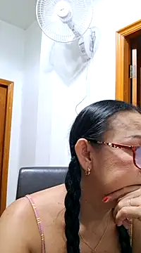 Snapshot of asiancouple13 chatting on 02-19-25, 03:49 asiancouple13 online show from 02-19-25, 03:49