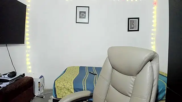 Snapshot of babymaik chatting on 10-14-25, 08:42 babymaik online show from 10-14-25, 08:42