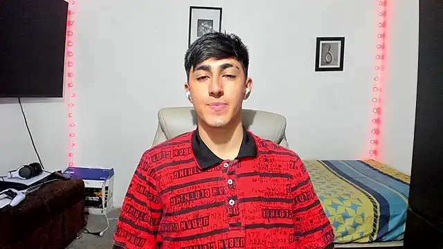 Snapshot of babymaik chatting on 10-15-25, 08:20 babymaik online show from 10-15-25, 08:20