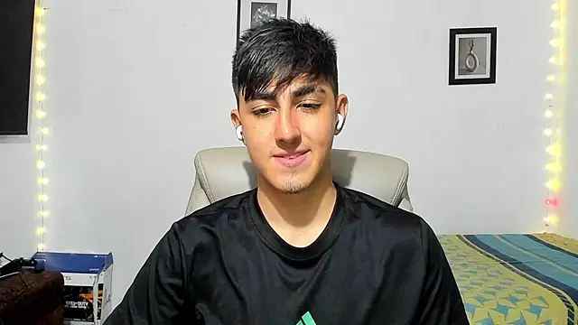 Snapshot of babymaik chatting on 10-22-25, 08:19 babymaik online show from 10-22-25, 08:19