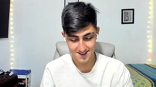 Snapshot of babymaik chatting on 10-23-25, 11:57 babymaik online show from 10-23-25, 11:57