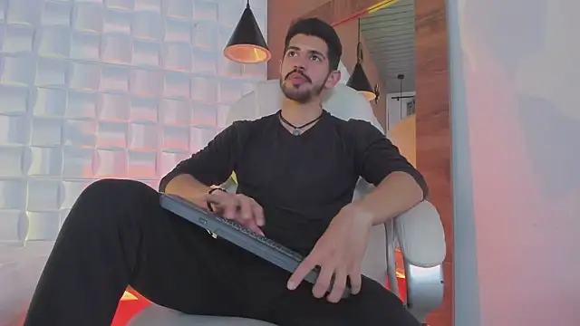 AlejandroStormm online show from 10-20-25, 09:04