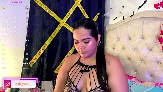 Snapshot of Leah_yuah_ chatting on 10-17-25, 04:37 Leah yuah online show from 10-17-25, 04:37