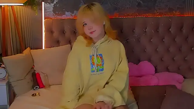 Snapshot of EmilyAngells chatting on 02-13-26, 06:53 EmilyAngells online show from 02-13-26, 06:53