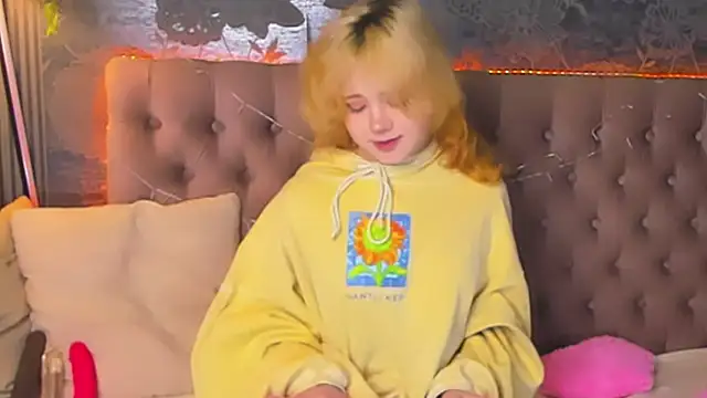 Snapshot of EmilyAngells chatting on 02-17-26, 07:16 EmilyAngells online show from 02-17-26, 07:16