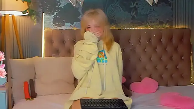 Snapshot of EmilyAngells chatting on 03-04-26, 07:03 EmilyAngells online show from 03-04-26, 07:03